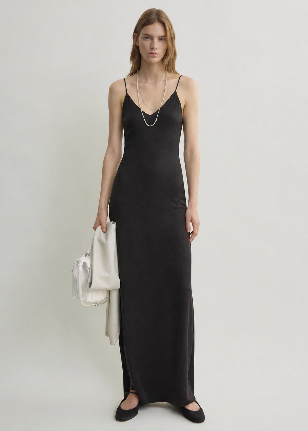 ROBE DE SOIE EN SERGÉ COUPÉE DANS LE BIAIS
